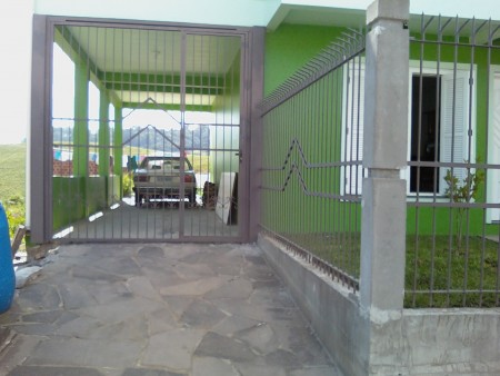 Cerca e portão com ferro redondo